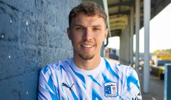 Scott Smith signs for Barrow AFC on a 2-year-deal